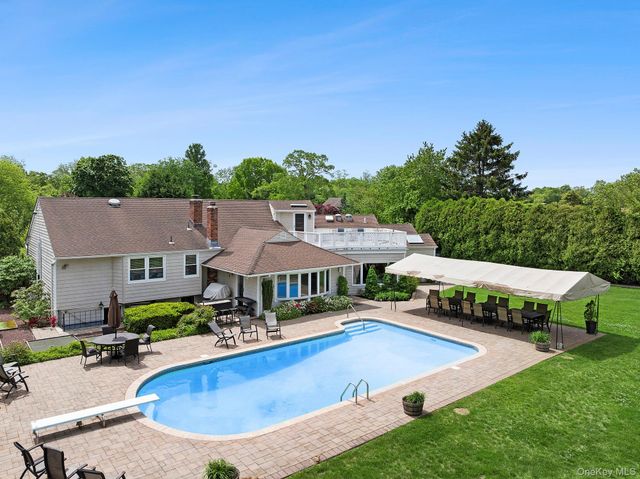 9 Dove Lane, Bay Shore, NY 11706