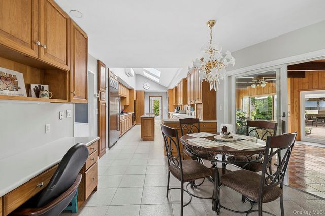 9 Dove Lane, Bay Shore, NY 11706