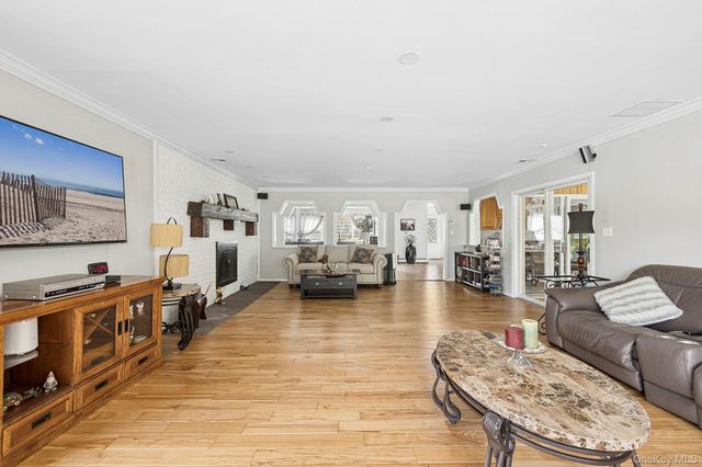 9 Dove Lane, Bay Shore, NY 11706