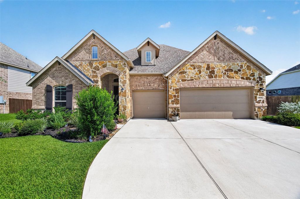 11806 Autumn Leaf Drive, Mont Belvieu, TX 77535