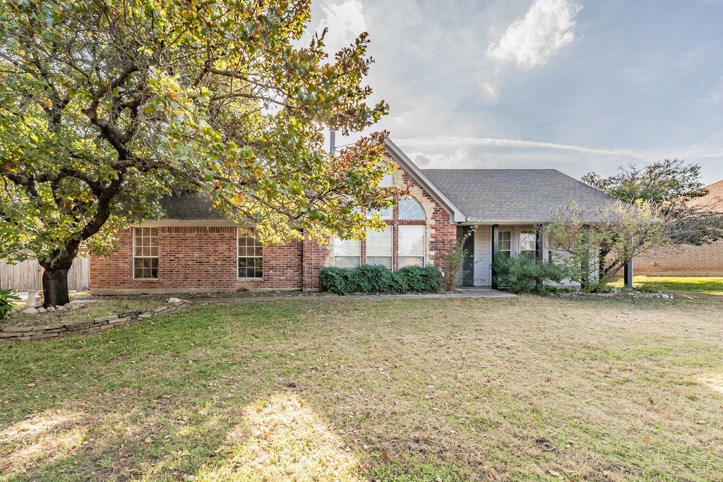 928 Herby Del Trail, Azle, TX 76020