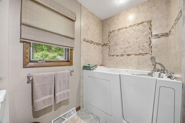 3304 N Crystal Springs Road, Janesville, WI 53545