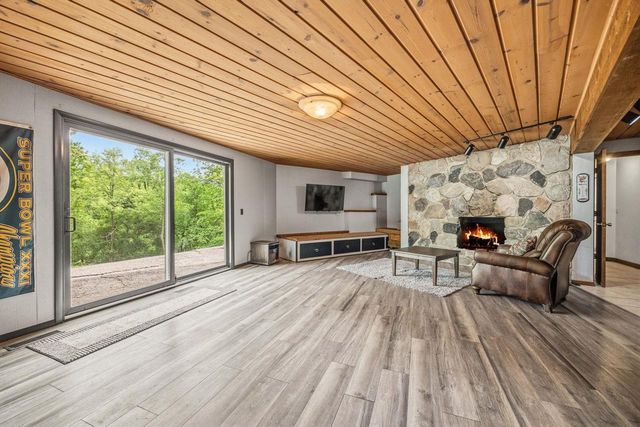 3304 N Crystal Springs Road, Janesville, WI 53545