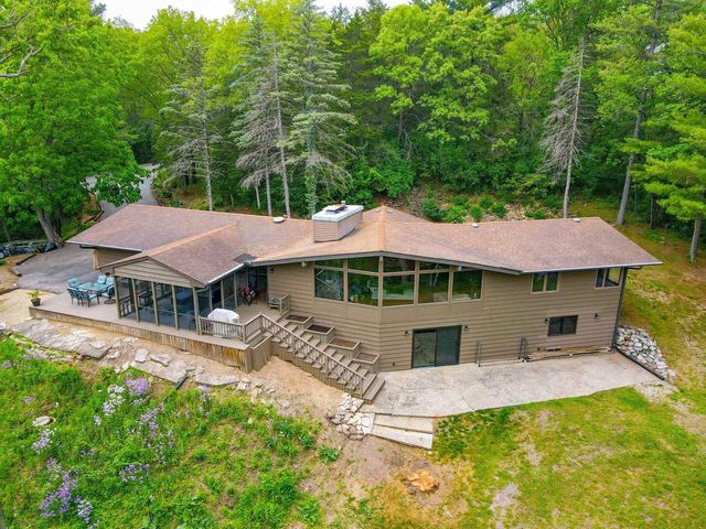 3304 N Crystal Springs Road, Janesville, WI 53545