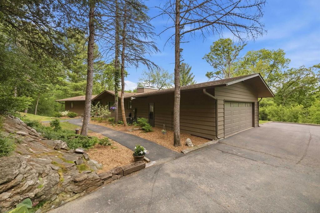 3304 N Crystal Springs Road, Janesville, WI 53545