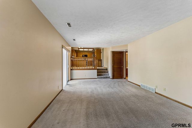 1801 Bristol Street, Papillion, NE 68046
