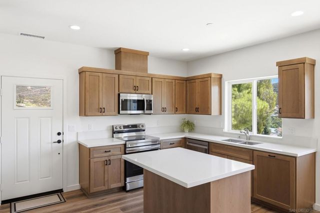 707 Lingel Dr, El Cajon, CA 92019