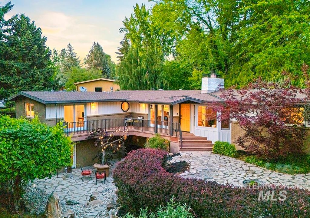 1218 W Highland View Dr, Boise, ID 83702