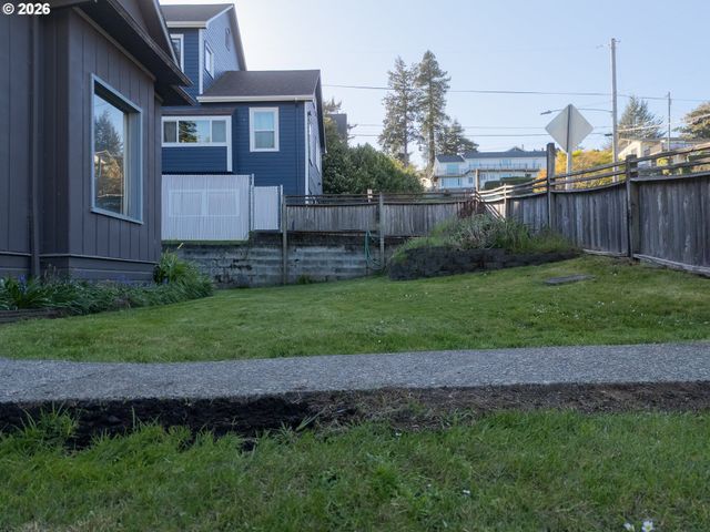 861 FIR Ave, Coos Bay, OR 97420