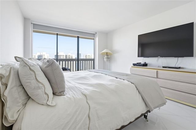 1000 W Island Blvd 2806, Aventura, FL 33160