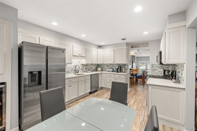 8 Victoria Drive 8, Amityville, NY 11701