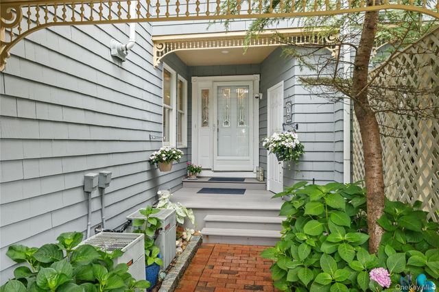 8 Victoria Drive 8, Amityville, NY 11701