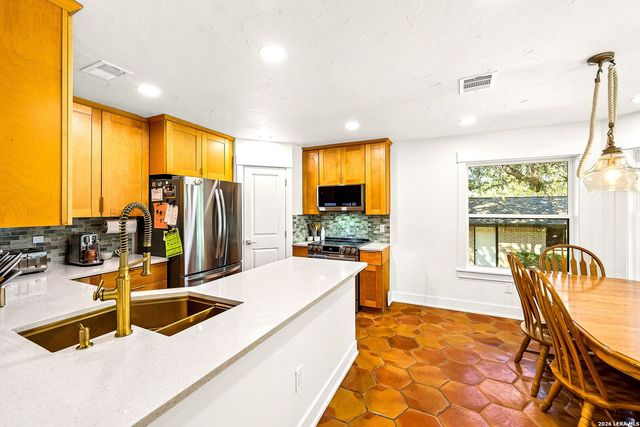 8621 INDIAN HILLS LN, Boerne, TX 78006