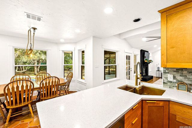 8621 INDIAN HILLS LN, Boerne, TX 78006