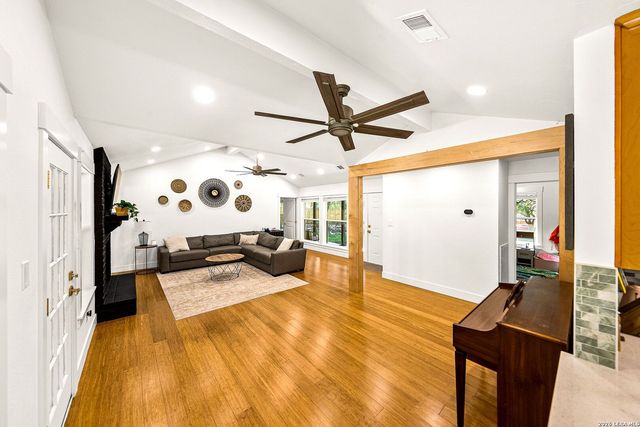 8621 INDIAN HILLS LN, Boerne, TX 78006