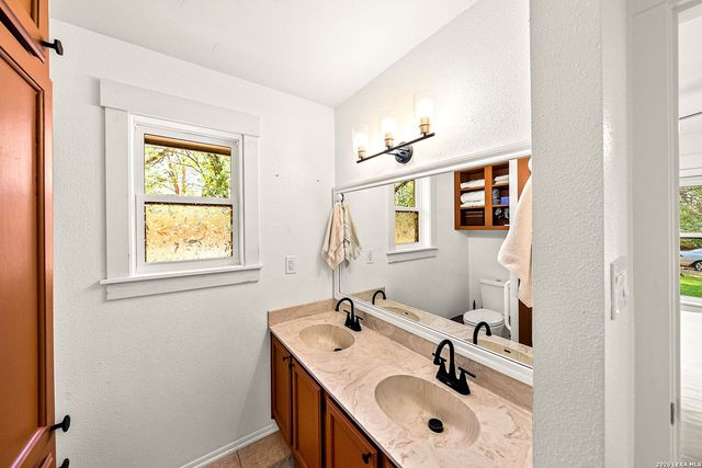 8621 INDIAN HILLS LN, Boerne, TX 78006