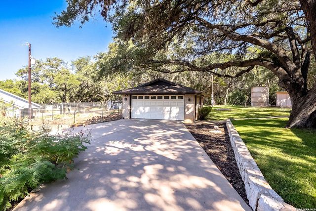 8621 INDIAN HILLS LN, Boerne, TX 78006