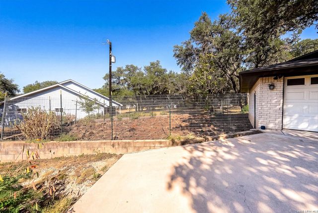 8621 INDIAN HILLS LN, Boerne, TX 78006