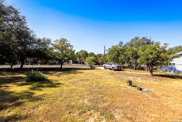 8621 INDIAN HILLS LN, Boerne, TX 78006