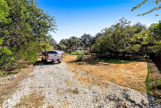 8621 INDIAN HILLS LN, Boerne, TX 78006