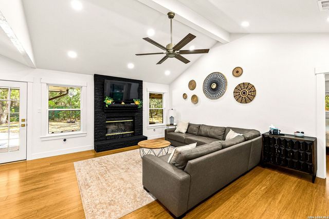 8621 INDIAN HILLS LN, Boerne, TX 78006