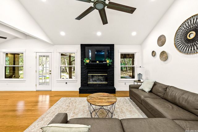 8621 INDIAN HILLS LN, Boerne, TX 78006