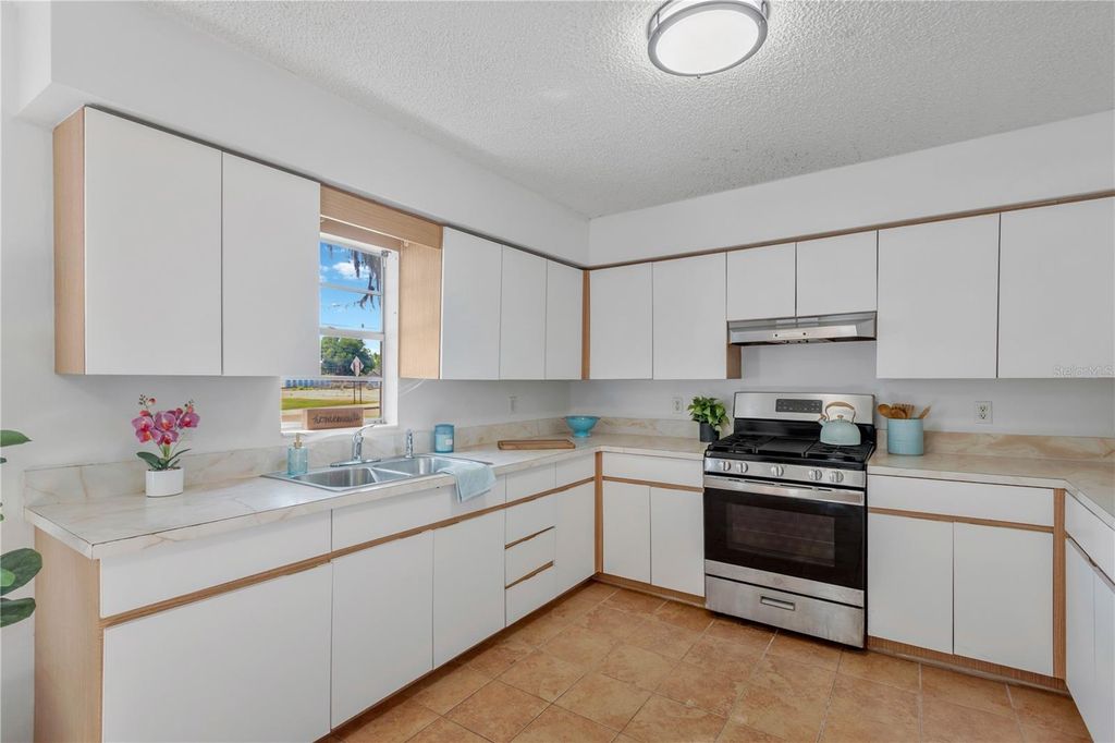 Image 10 of property listing at 216 LANGFORD STREET NW, Fort Meade, FL 33841