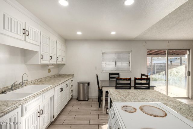 8001 W COLLEGE Drive, Phoenix, AZ 85033