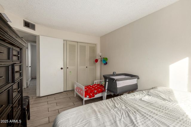 8001 W COLLEGE Drive, Phoenix, AZ 85033