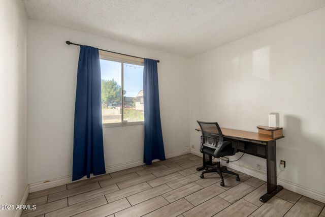 8001 W COLLEGE Drive, Phoenix, AZ 85033