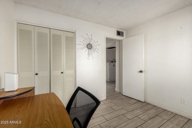 8001 W COLLEGE Drive, Phoenix, AZ 85033