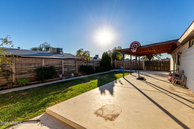 8001 W COLLEGE Drive, Phoenix, AZ 85033