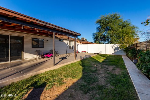 8001 W COLLEGE Drive, Phoenix, AZ 85033