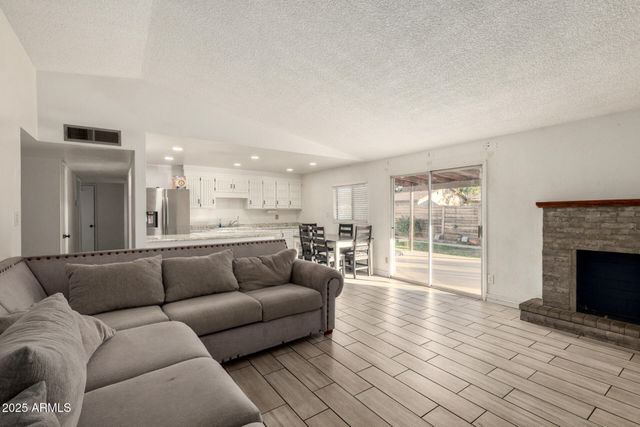 8001 W COLLEGE Drive, Phoenix, AZ 85033