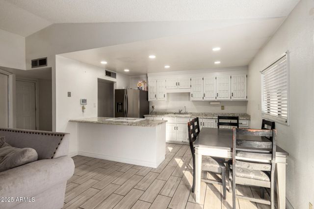 8001 W COLLEGE Drive, Phoenix, AZ 85033