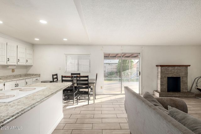 8001 W COLLEGE Drive, Phoenix, AZ 85033