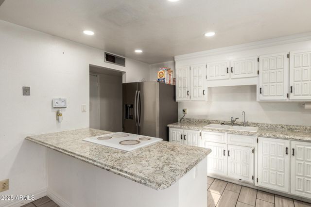 8001 W COLLEGE Drive, Phoenix, AZ 85033