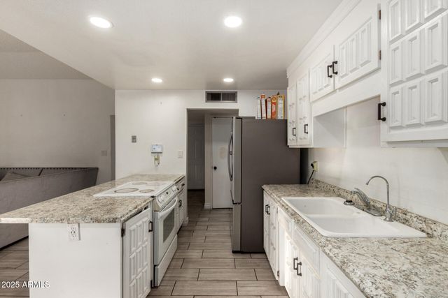 8001 W COLLEGE Drive, Phoenix, AZ 85033