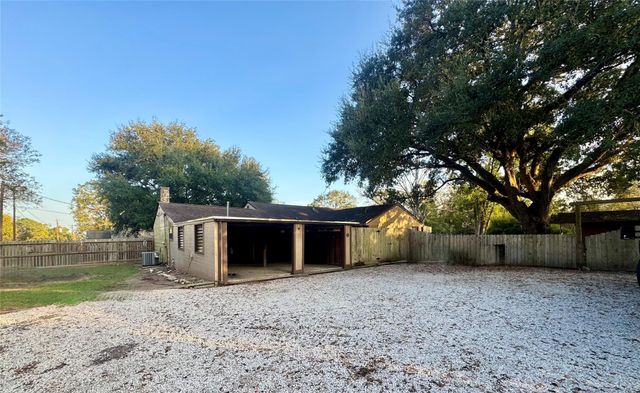 3706 College Street, Damon, TX 77430