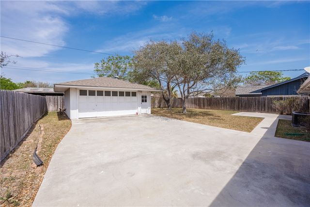 1137 Bradshaw Dr, Corpus Christi, TX 78412
