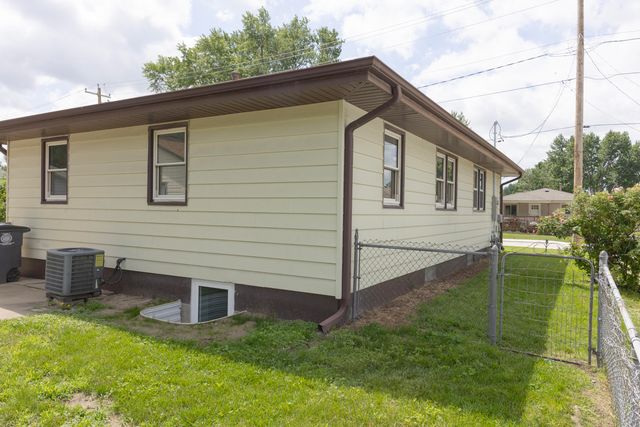 2746 AVE L, Council Bluffs, IA 51501