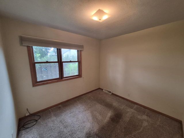 19 E Auburn Drive, Beloit, WI 53511