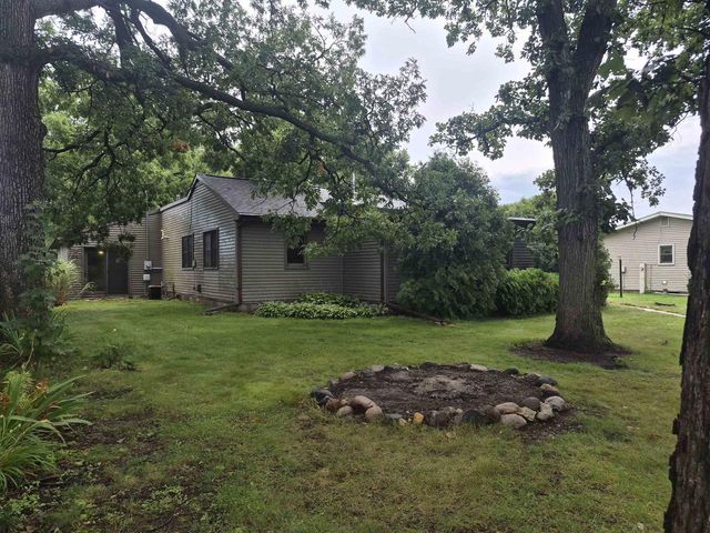 19 E Auburn Drive, Beloit, WI 53511