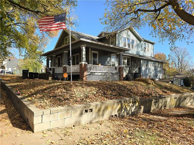 1415 S 34 Street, St Joseph, MO 64507