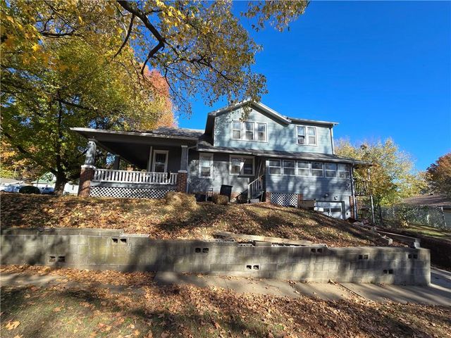 1415 S 34 Street, St Joseph, MO 64507