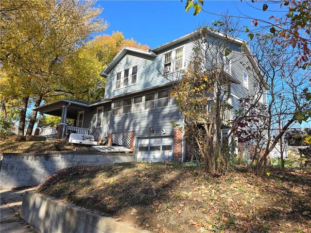 1415 S 34 Street, St Joseph, MO 64507