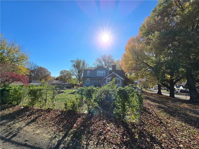 1415 S 34 Street, St Joseph, MO 64507