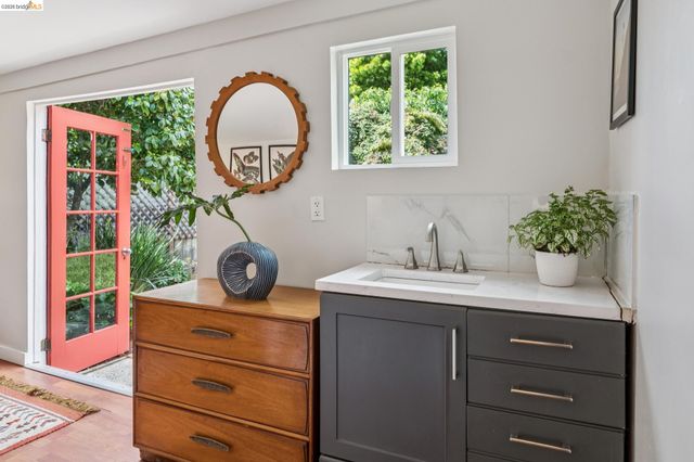 858 Neilson St, Berkeley, CA 94707