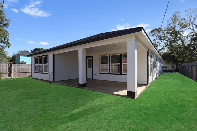 420 W Lobit Street, Baytown, TX 77520