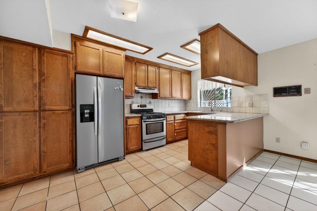 3940 Pineoakyo Ct, Rescue, CA 95672